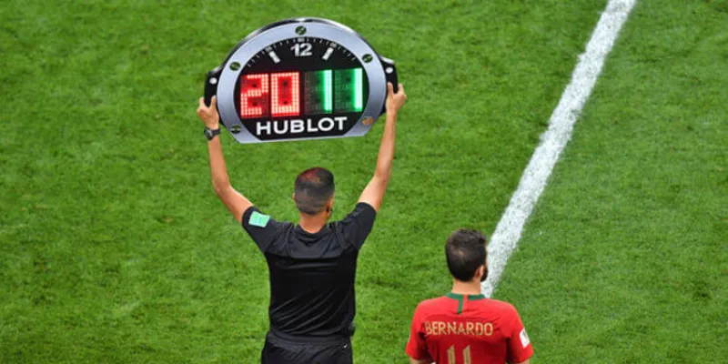 Tìm hiểu tổng quan về luật thay người trong bóng đá