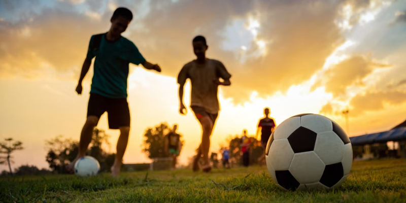 Hình ảnh một người đang nghiên cứu và phân tích kèo bóng chuẩn